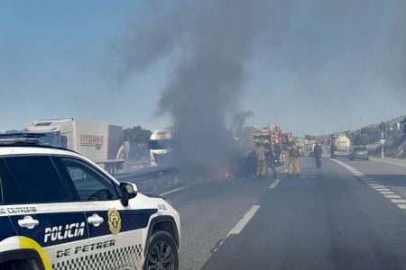 Aparatós incendi en l'autovia A-31: un cotxe crema en marxa i acaba xocant contra la barana