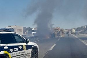Aparatoso incendio en la autovía A-31: un coche arde en marcha y acaba chocando contra el quitamiedos