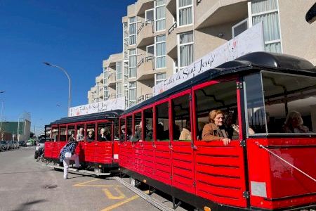 El 'trenet faller' de Burriana vuelve a recorrer las calles con los más mayores de la población El 'trenet faller' de Burriana vuelve a recorrer las calles con los más mayores de la población
