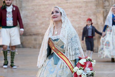 Búscate en la galería de fotos de la Ofrenda del martes de las Fallas de Valencia del 2026