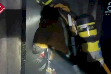 Tres intoxicados por una humareda en un incendio en Orihuela de madrugada