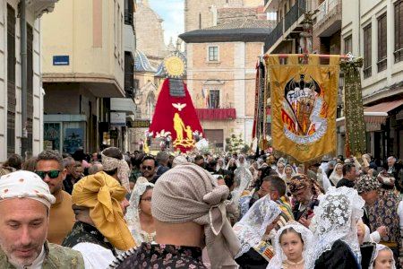 Valencia se llena de color para honrar a la Virgen de los Desamparados : “Es el mejor sentimiento que una fallera puede experimentar”