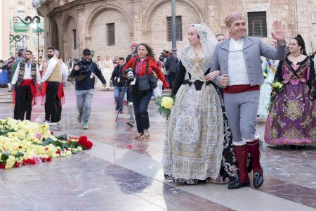 Pérez Llorca convierte en el primer president de la historia en desfilar en la Ofrena de les Falles