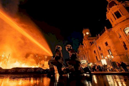 València desplega més de 300 bombers en la Nit de la Cremà i retira 8.000 tones de residus aquestes Falles 2026
