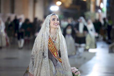 El sentimiento toma Valencia con la llegada de la Fallera Mayor Carmen Prades a la Ofrena de Flors
