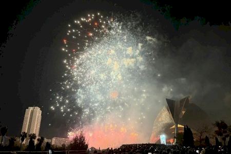 El cielo de Valencia estalla con la Nit del Foc