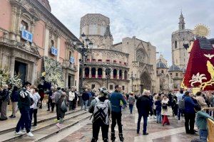 Valencia rebosa fe y devoción y llena la plaza de la Virgen para ver el manto de la ‘Geperudeta’: así luce tras la Ofrenda