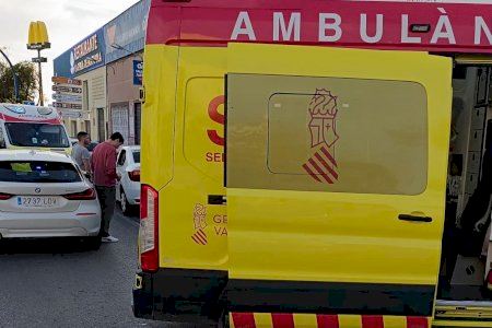 Una mujer entra en parada en un taxi en Santa Pola y activa un gran operativo de emergencias en plena calle