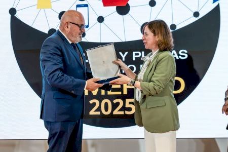 La Oficina PATECO del Consejo de Cámaras de la Comunitat recibe la placa del Mérito al Comercio del Ministerio de Economía La Oficina PATECO del Consejo de Cámaras de la Comunitat recibe la placa del Mérito al Comercio del Ministerio de Economía