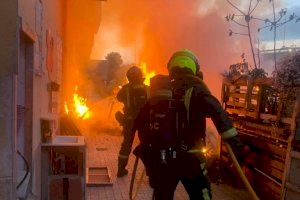 Crema una barraca al costat de l'estació de tren de Borriana - les Alqueries