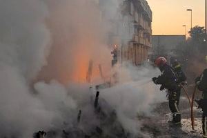 Crema una barraca al costat de l'estació de tren de Borriana - les Alqueries - (foto 4)