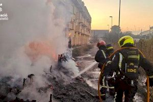 Crema una barraca al costat de l'estació de tren de Borriana - les Alqueries - (foto 3)