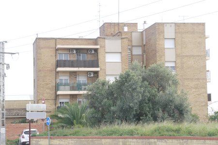 Noves finestres en la caserna de la Guàrdia Civil de Puçol