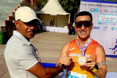 El burjassotense Eduardo L. Gómez revalida su título de Campeón del Mundo Máster de 50k, en Nueva Delhi
