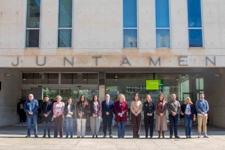El Ayuntamiento de Benidorm guarda un minuto de silencio para condenar el último crimen de violencia vicaria cometido en Torrevieja