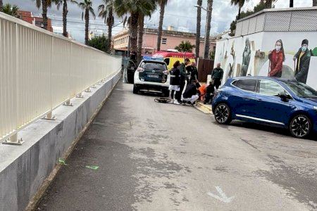 Moments crítics en ple carrer d'Alfafar: un home es desploma i dos guàrdies civils li salven la vida