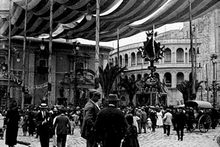 ¿Qué son los “hòmens de la vergonya” que quieren recuperar en la plaza de la Mare de Déu de València?