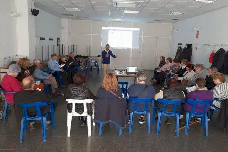 Escuchar a quienes cuidan es prevención: El Teléfono de la Esperanza lanza su campaña del Día de la Escucha para dar apoyo a los cuidadores