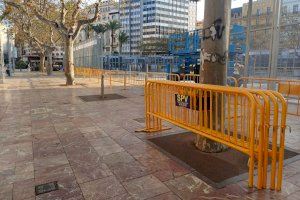 El Ayuntamiento retira los doce kilómetros de vallas que ha desplegado en la calle durante las Fallas
