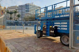 El Ayuntamiento retira los doce kilómetros de vallas que ha desplegado en la calle durante las Fallas - (foto 3)