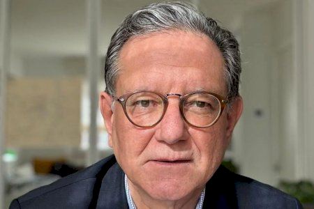 El fiscal Carlos Castresana analiza los errores judiciales en un encuentro en La Nau de la Universitat de València