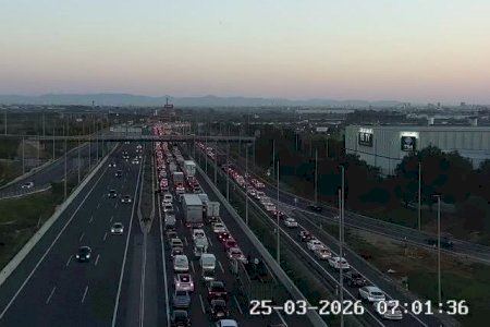 Una avaria en una grua durant les obres nocturnes de la Pista de Silla provoca el col·lapse fins dins de València: fins a 13 km d'embós Una avaria en una grua durant les obres nocturnes de la Pista de Silla provoca el col·lapse fins dins de València: fins a 13 km d'embós