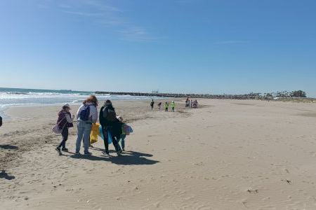 Escolares de “El Pinar” participan en la campaña de limpieza de PortCastelló en la microrreserva del Serradal