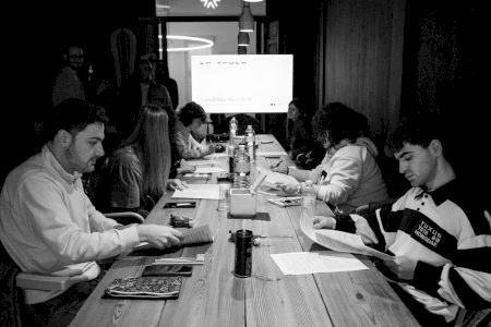 Demà es descobreix el cartell de Festes d'Alcoi a la façana de l'Ajuntament