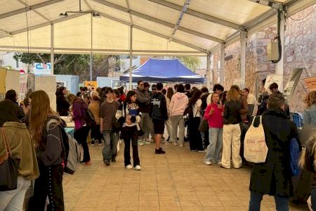 La Feria de Formación y Empleo de Santa Pola se consolida como un evento clave para que la juventud descubra oportunidades de futuro
