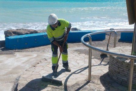 Almassora adecúa sus playas para Pascua mientras reclama al Gobierno actuaciones de emergencia tras el temporal ‘Harry’