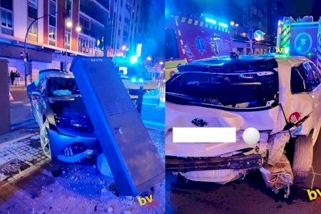 Un accident entre un taxi i un VTC deixa un conductor atrapat en una avinguda de València