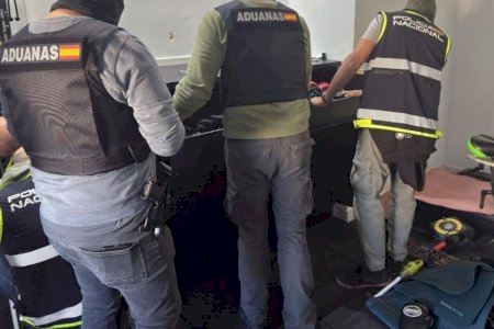 Cau a Elx una xarxa que ocultava droga en cotxes trucats: armes, diners i diversos detinguts