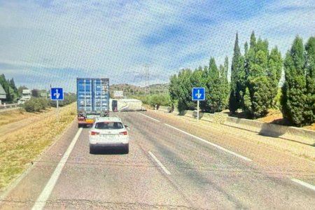 Un accident en l'A-7 col·lapsa l'autovia a l'altura d'Almenara després de bolcar una furgoneta carregada d'hortalisses Un accident en l'A-7 col·lapsa l'autovia a l'altura d'Almenara després de bolcar una furgoneta carregada d'hortalisses