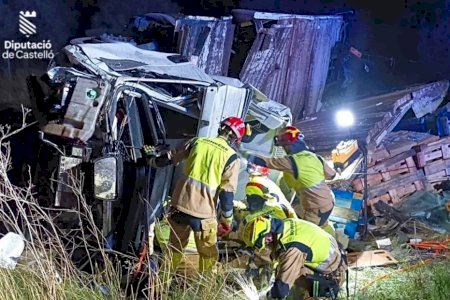 Accidentada madrugada en Castellón: dos accidentes de camiones en Torreblanca y Oropesa, uno con un conductor atrapado Accidentada madrugada en Castellón: dos accidentes de camiones en Torreblanca y Oropesa, uno con un conductor atrapado