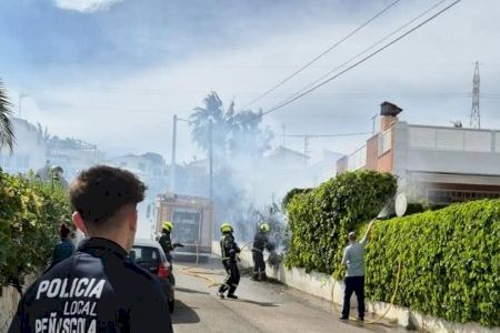 Un incendio alerta los vecinos en una zona residencial de Peñíscola este Jueves Santo