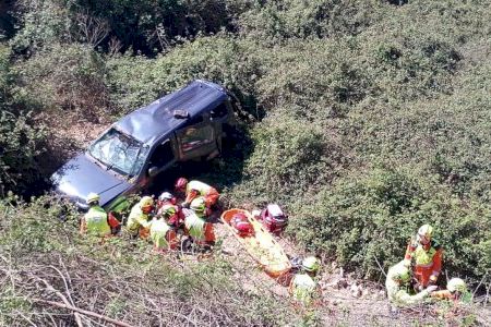 Impressionant rescat en un poble de València: un cotxe es despenya per un barranc i evacuen al conductor en helicòpter
