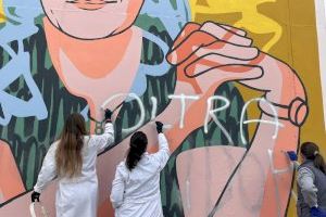 Restauran el mural de las mujeres científicas tras la pintada de 'Oltra encubridora'