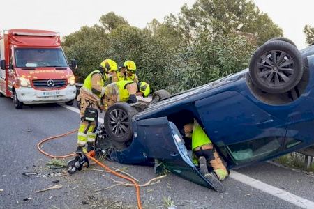 Un cotxe bolca en plena AP-7 a Orpesa del Mar i deixa diversos ferits Un cotxe bolca en plena AP-7 a Orpesa del Mar i deixa diversos ferits