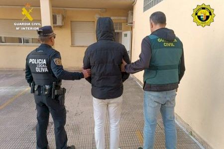 La Guardia Civil detiene en horas a cuatro autores del robo en un bar de Oliva