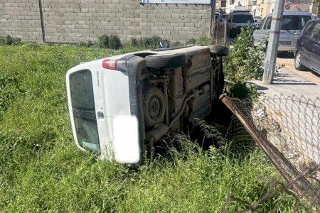 Diumenge de Pasqua accidentat en un poble de València: bolca en ple nucli urbà i descobreixen que no tenia carnet