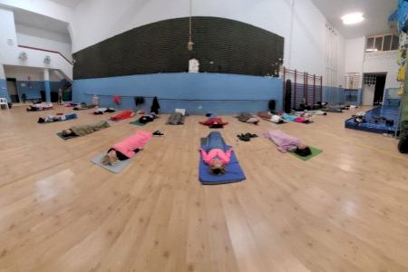 Tornen a Algemesí els tallers de ioga per a la gestió emocional després de la riuada