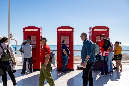 Londres es ‘trasllada’ a una platja valenciana: cabines roges sorprenen i es converteixen en icona aquesta Pasqua