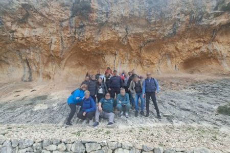 Alcoi fomenta la inclusió social amb una visita conjunta del SASEM i Pangea a les pintures rupestres de La Sarga