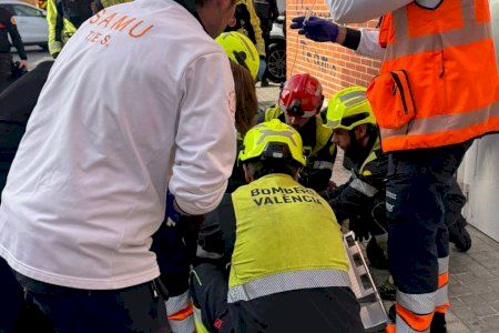Brutal accident a València: una motorista pateix ferides greus després de quedar part de la moto incrustada a la cama