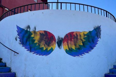 “Por cada tacha de odio, más orgullo y más color”: un pueblo de Castellón reparará un mural LGTBI vandalizado “Por cada tacha de odio, más orgullo y más color”: un pueblo de Castellón reparará un mural LGTBI vandalizado