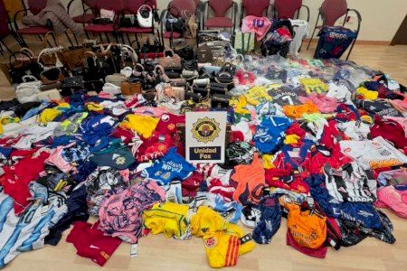 750 artículos falsificados, incluidos camisetas de fútbol y bolsos de marca, incautados en la playa de El Postiguet (Alicante)