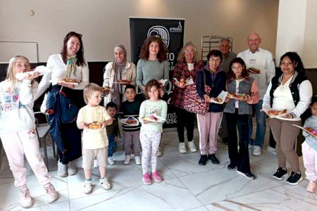 Los niños y niñas de Pinedo, La Torre y El Saler elaboran sus propias Monas de Pascua artesanas