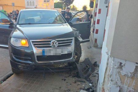 Un conductor embriac s'encasta contra una façana a Alboraia i arrasa senyals de trànsit Un conductor embriac s'encasta contra una façana a Alboraia i arrasa senyals de trànsit