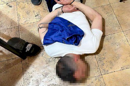 Assalten una joieria a València a martellades i acaben detinguts mentre celebraven el robatori en un bar Assalten una joieria a València a martellades i acaben detinguts mentre celebraven el robatori en un bar