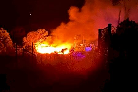 Gran susto al caer la noche en plena montaña entre Aigües y El Campello: un espectacular fuego acecha una urbanización